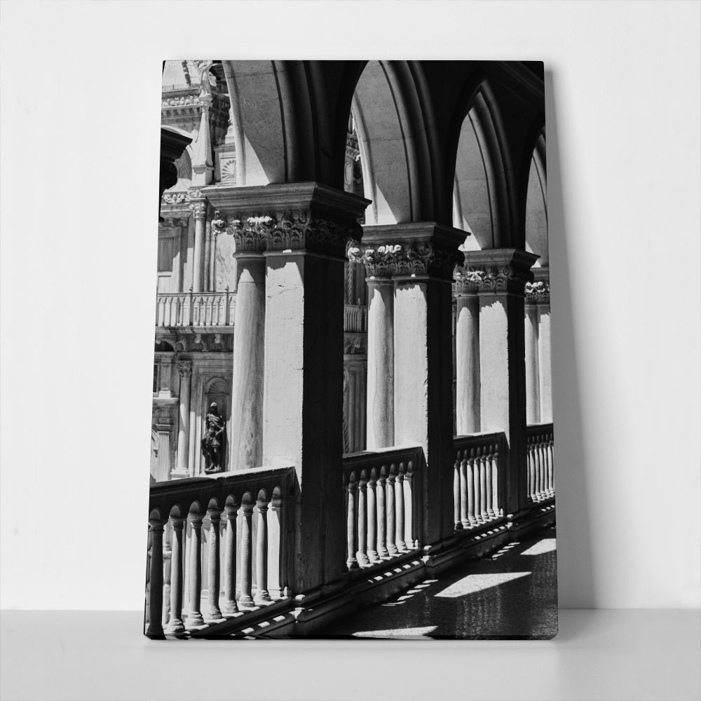 Πίνακας σε Καμβά BLACK AND WHITE ARCHITECTURAL GOTHIC COLUMNS